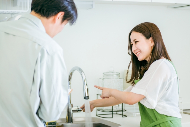 水道を点検している業者
