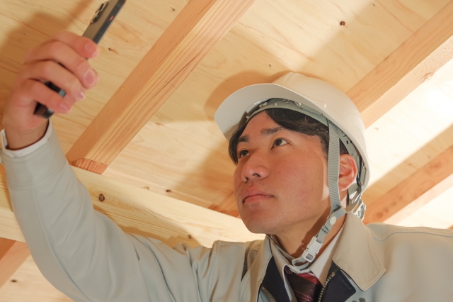 住まいを点検するシロアリ駆除業者
