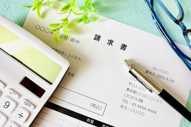請求書と電卓