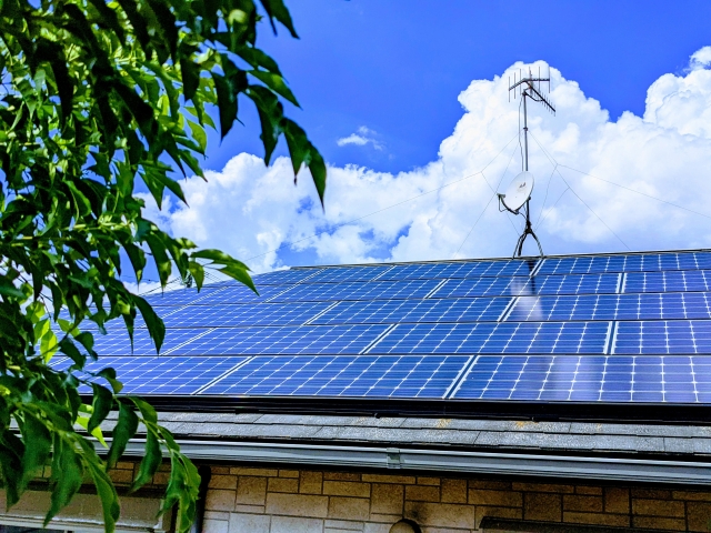 住宅の屋根に設置された太陽光発電パネル
